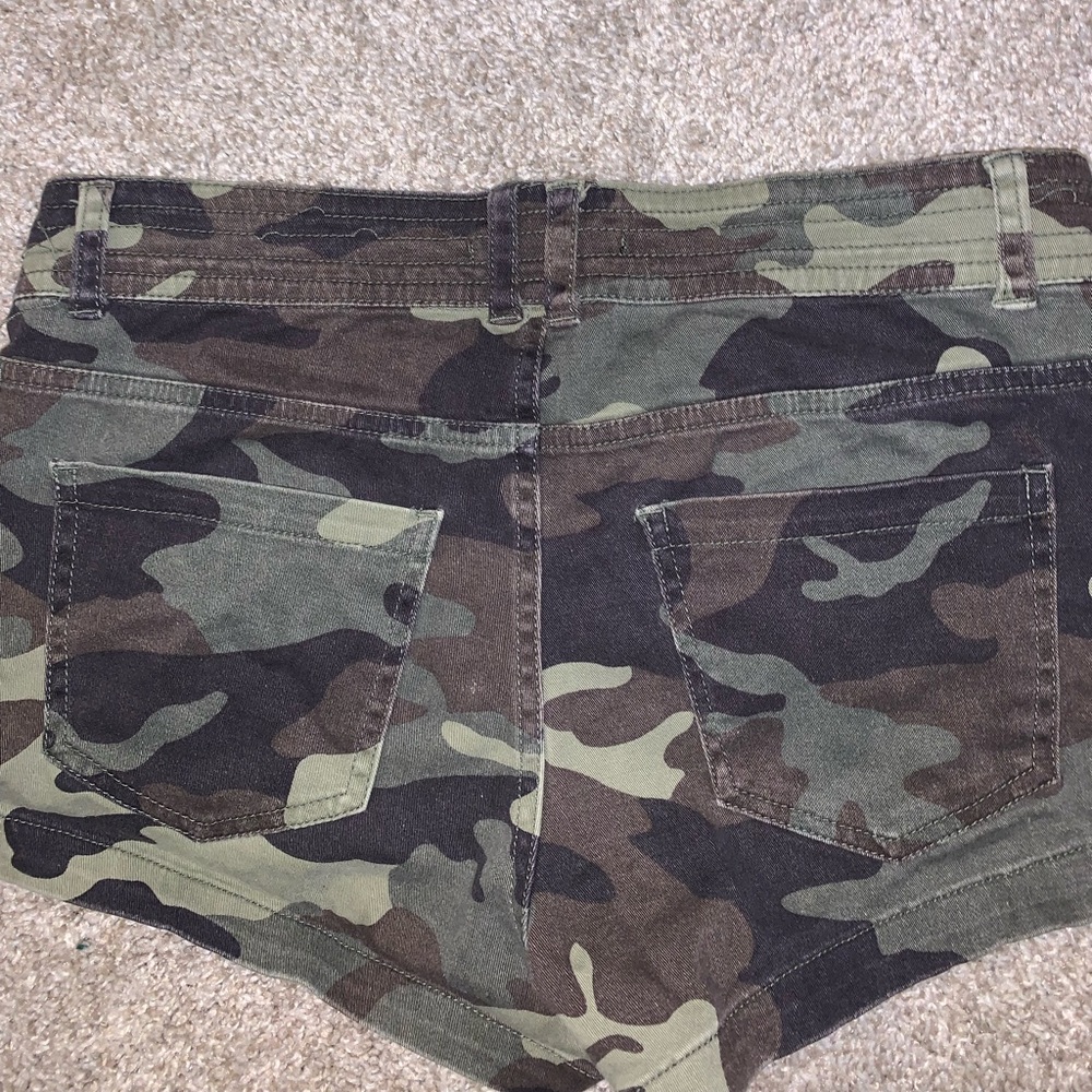 Forever 21 Green & Black Camouflage Jean shorts size 26 - Picture 9 of 9